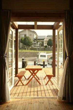 リビングからウッドデッキへ…